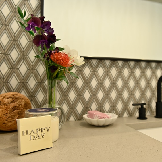 DAL_BargainMansions_E307_OQ_NQ69_StoneDec_DA23_Vanity_11web