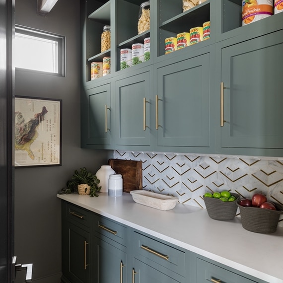 Chip Wade’s residential renovation, Pinhoti Peak, butler’s pantry with a backsplash of white marble and gold-toned metal mosaic tile, and white quartz countertop.