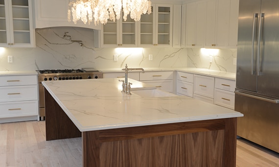 DAL_BargainMansions_LakeHouse_Kitchen_01_53crop